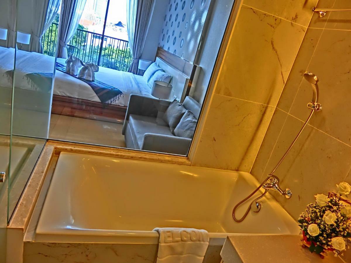 The Astra Suites Chiang Mai Buitenkant foto